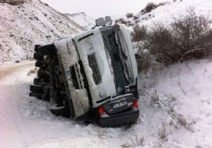 TIR Otomobili altına aldı