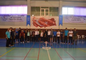 Veteranlar badmintonda yarıştı