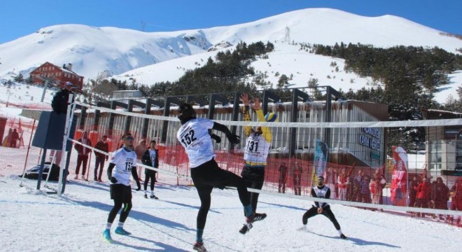 80 Üniversite Kar üstünde voleybolda yarışıyor