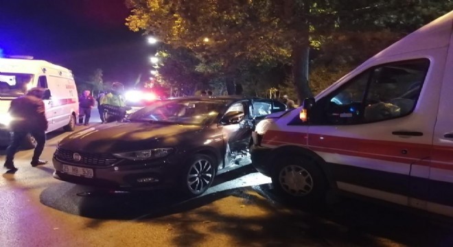 Ambulans otomobile çarptı, 2 kişi yaralandı