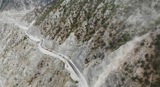 Artvin-Erzurum yolundaki dev kayalar temizlendi