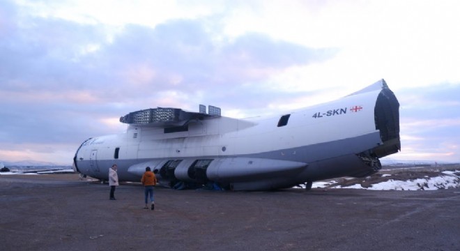 Arızalı Gürcistan uçağı parçalanarak taşındı