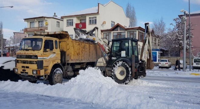 Aşkale Belediyesi ekipleri kar mesaisinde