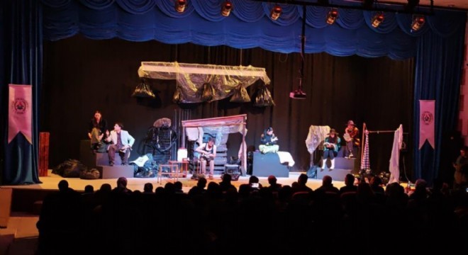 Aşkale'de tiyatro keyfi: 'Mavi Kolye' sahnelendi