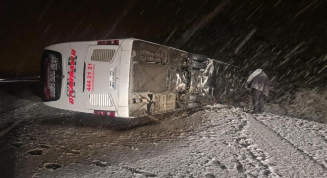 Bingöl yolunda yolcu otobüsü devrildi: 16 yaralı