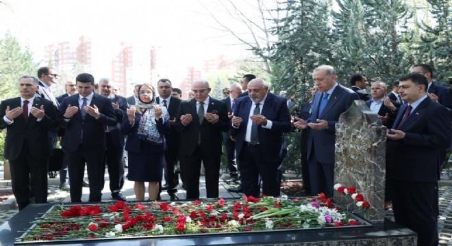 Erdoğan, Alparslan Türkeş in kabrini ziyaret etti.