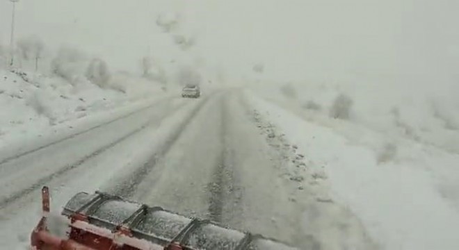 Erzincan yolunda kar ve tipi etkili oldu