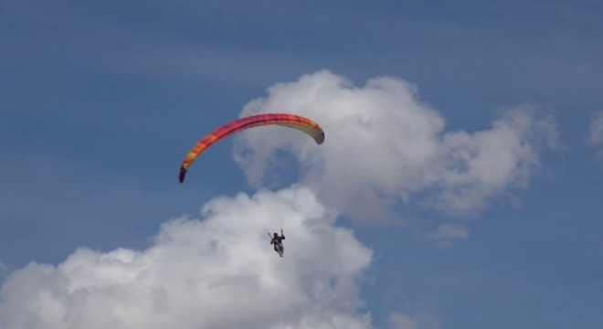 Erzurum da gökyüzü paraşütlerle süslendi