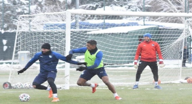 Erzurumspor yoğun kar yağışı altında çalıştı