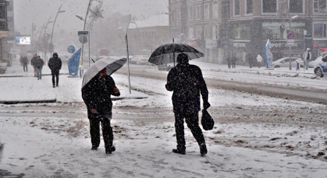 Erzurum’da eğitime kar engeli