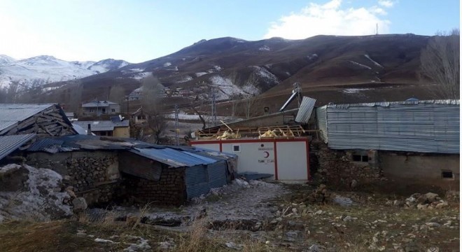 Fırtına çatıları uçurdu, ağaçları kökünden söktü