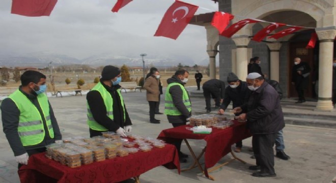 Gara şehitleri için helva dağıtıldı