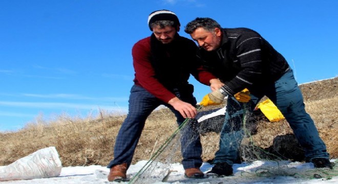 Gölette Eskimo usulü balık avı