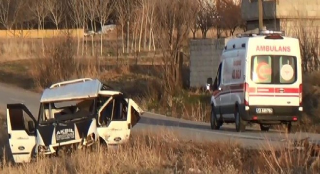 Göçmenleri taşıyan minibüs devrildi: 4 ölü