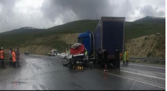 Güzelyayla’da kamyonet tırla çarpıştı: 2 ölü