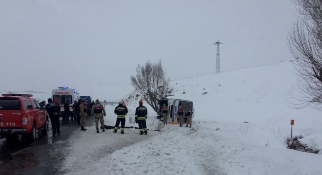 Halk otobüsü devrildi: 1 ölü, 20 yaralı