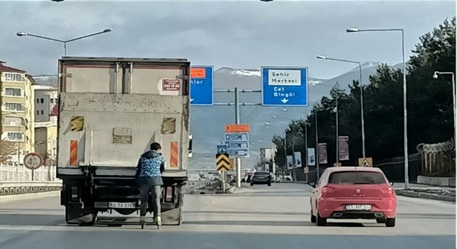 Hem kendini hem trafiği tehlikeye soktu