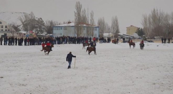 Kar üstünde cirit heyecanı
