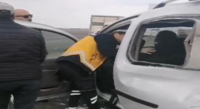 Kars yolunda trafik kazası: 3 yaralı
