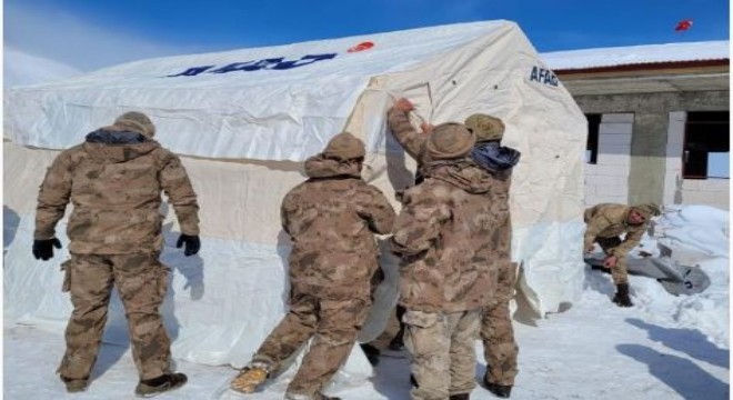 Mehmetçik deprem bölgesinde çalışmalarını sürdürüyor