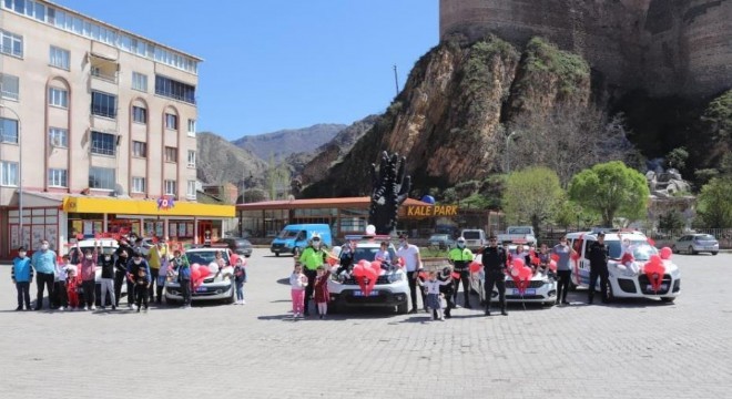 Oltu’da polislerden 23 Nisan kutlaması