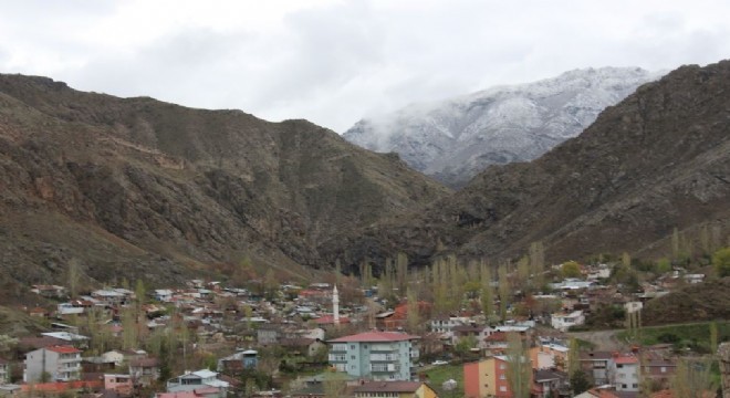 Oltu’da yüksek kesimlere kar yağdı