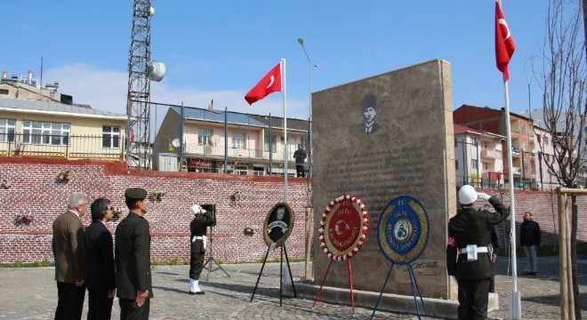 Oltu’nun kurtuluşu çelenk sunumu ile kutlandı