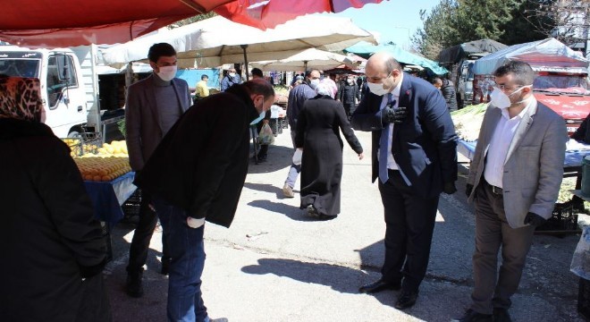 Orhan esnafa maske dağıttı, moral verdi