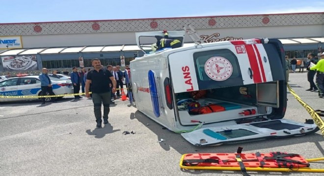 Otomobil ile ambulans çarpıştı: 6 yaralı