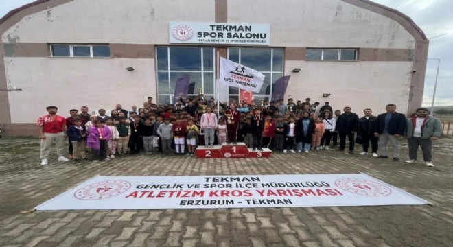 Tekman da öğrenciler atletizmde yarıştı