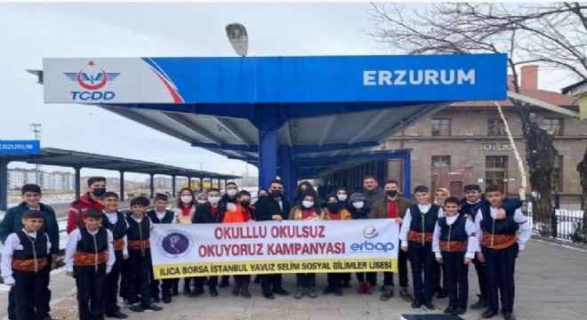 Tren garında kitap dağıttılar