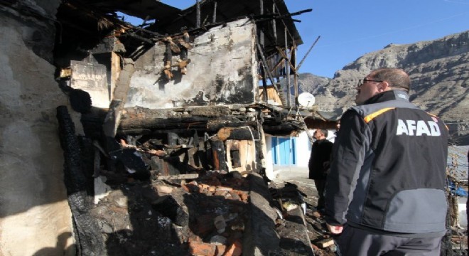 Uzundere Dikyar’da 10 ev, 2 ahır yandı
