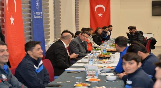 Vali Memiş, sporcularla iftar açtı