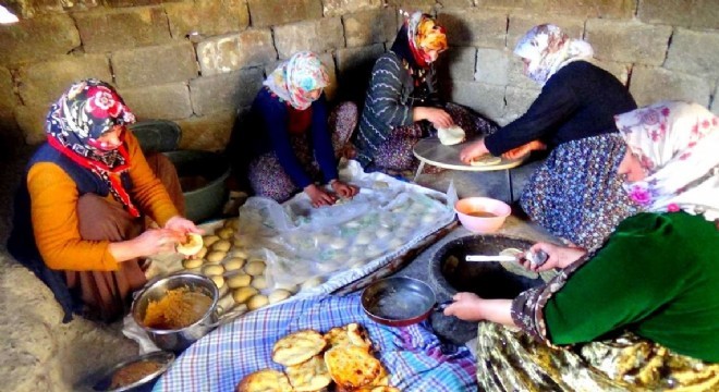 Yazmadan maskeyle ekmek pişiriyorlar