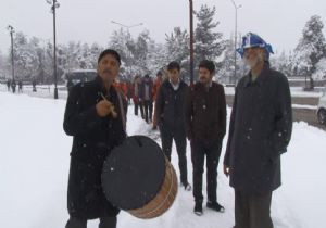 Kar yağışını davul çalarak kutladı
