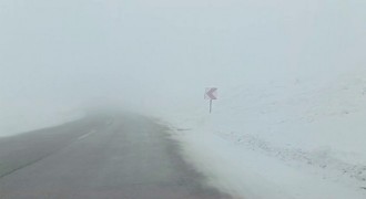 Palandöken geçidinde sis ulaşımı olumsuz etkiliyor