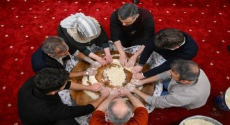 Çiftçi Yazıpınar'da tel helvası çekme geleneğini paylaştı