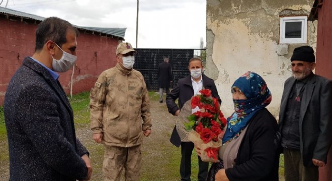 Şehit annesini ziyaret edip duasını aldılar