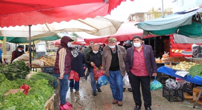 Şemsiyesini alan pazara koştu